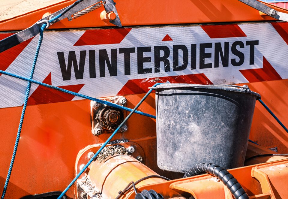 Streuautomat mit der Aufschrift Winterdienst - Rechtssichere Dienstplangestaltung